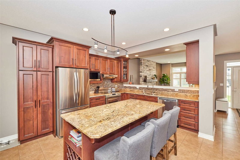 100 Creekside Dr, Welland, L3C 0B4 | Image 3