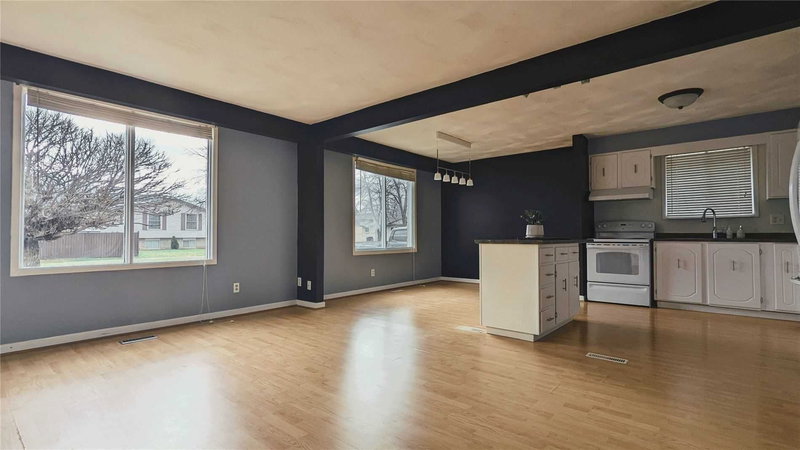 8061 Paddock Trail Dr, Niagara Falls, L2H 1W8 | Image 2