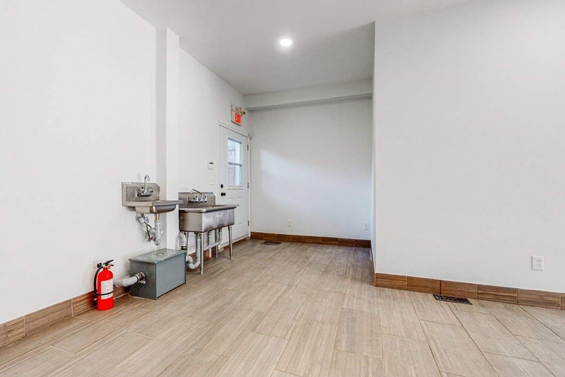 1439 Main St E, Hamilton, L8K1C4 | Image 2