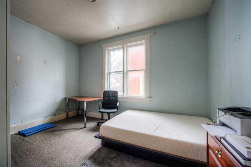 8 Spring St E, Waterloo, N2J 2L8 | Image 2