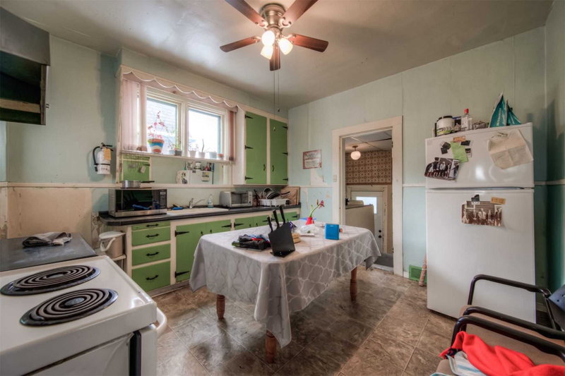 8 Spring St E, Waterloo, N2J 2L8 | Image 3