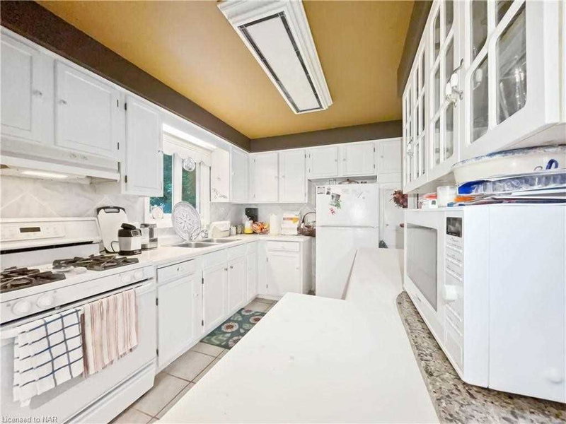 3 Governor Simcoe Dr, St. Catharines, L2N 3J1 | Image 2