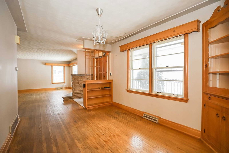 260 Main St W, Grimsby, L3M 1S4 | Image 2