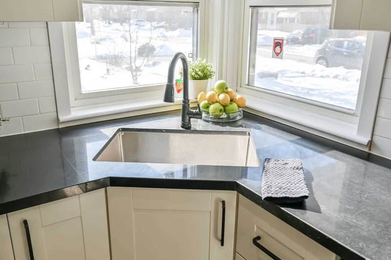 186 Fernwood Cres, Hamilton, L8T 3L4 | Image 2