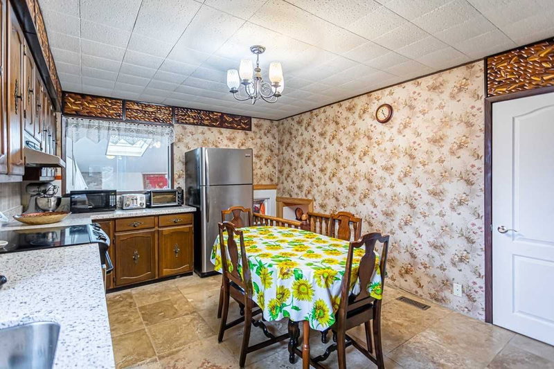 205 Ivon Ave, Hamilton, L8H 5S9 | Image 2