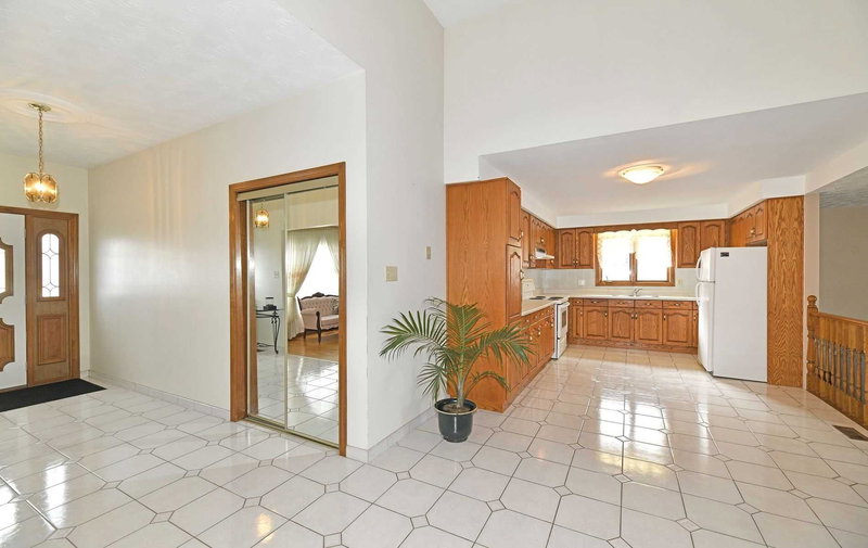 17 Clearview Dr, Hamilton, L8G4Y3 | Image 3