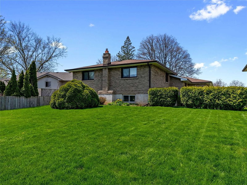 10 Mottistone Crt, Brantford, N3R 6L1 | Image 2