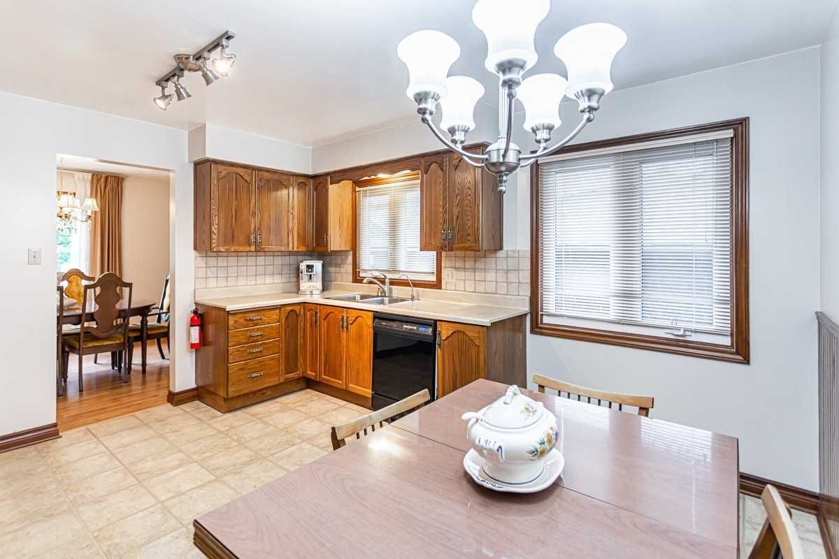 Detached House sold at 13 Amesbury Crescent, Hamilton, Ontario, L8J 1Z9 - Stoney Creek Mountain - MLS: X5680813