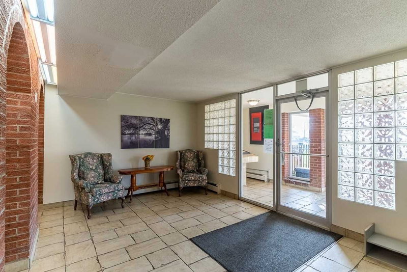 105 - 851 Queenston Rd, Hamilton, L8G 1B4 | Image 2
