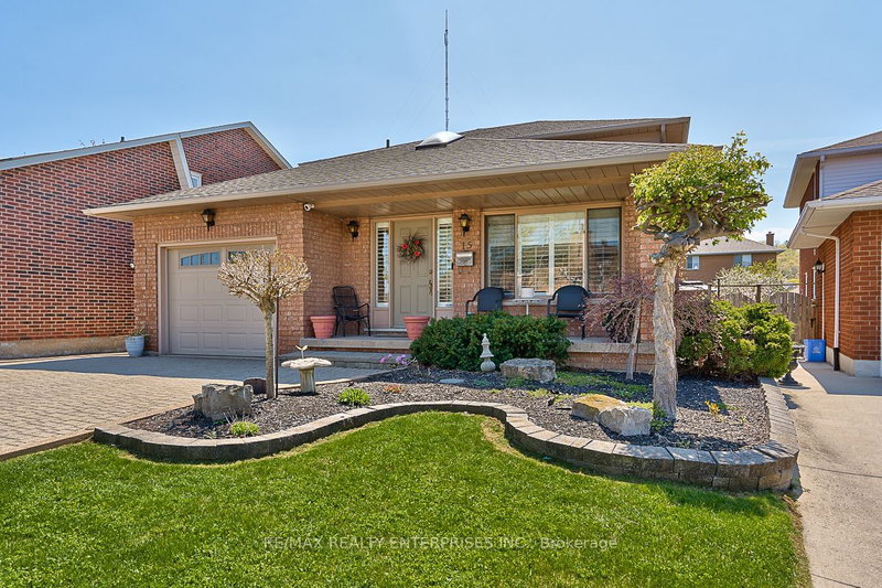 15 Gabriele Crt, Hamilton, L8G 5C4 | Image 2