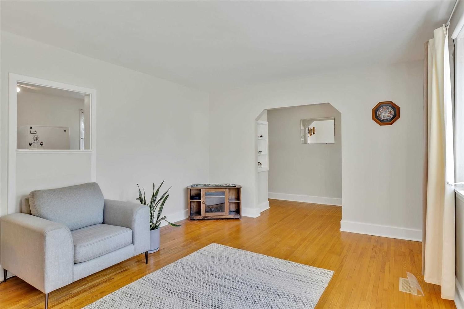 Listing Image 4