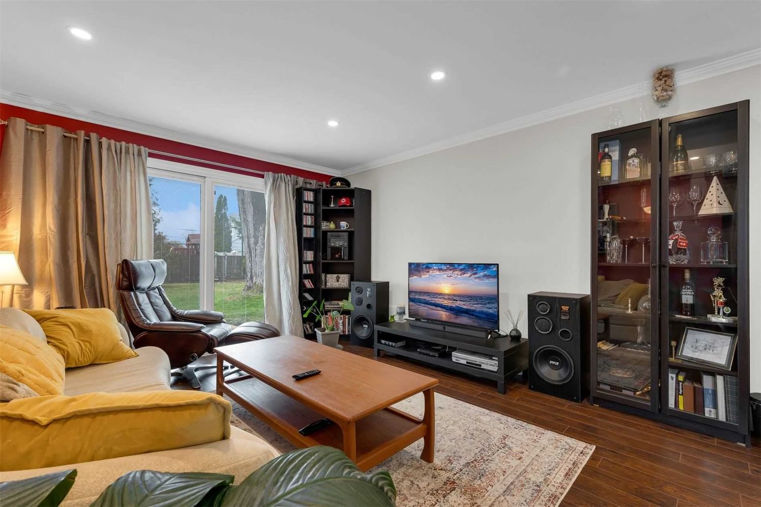 Listing Image 4