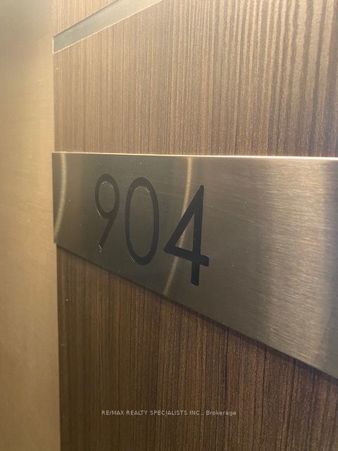904 - 550 North Service Road