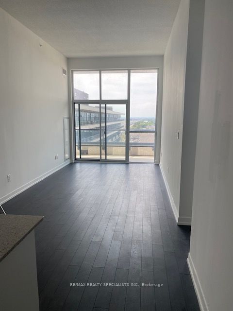 904 - 550 North Service Road