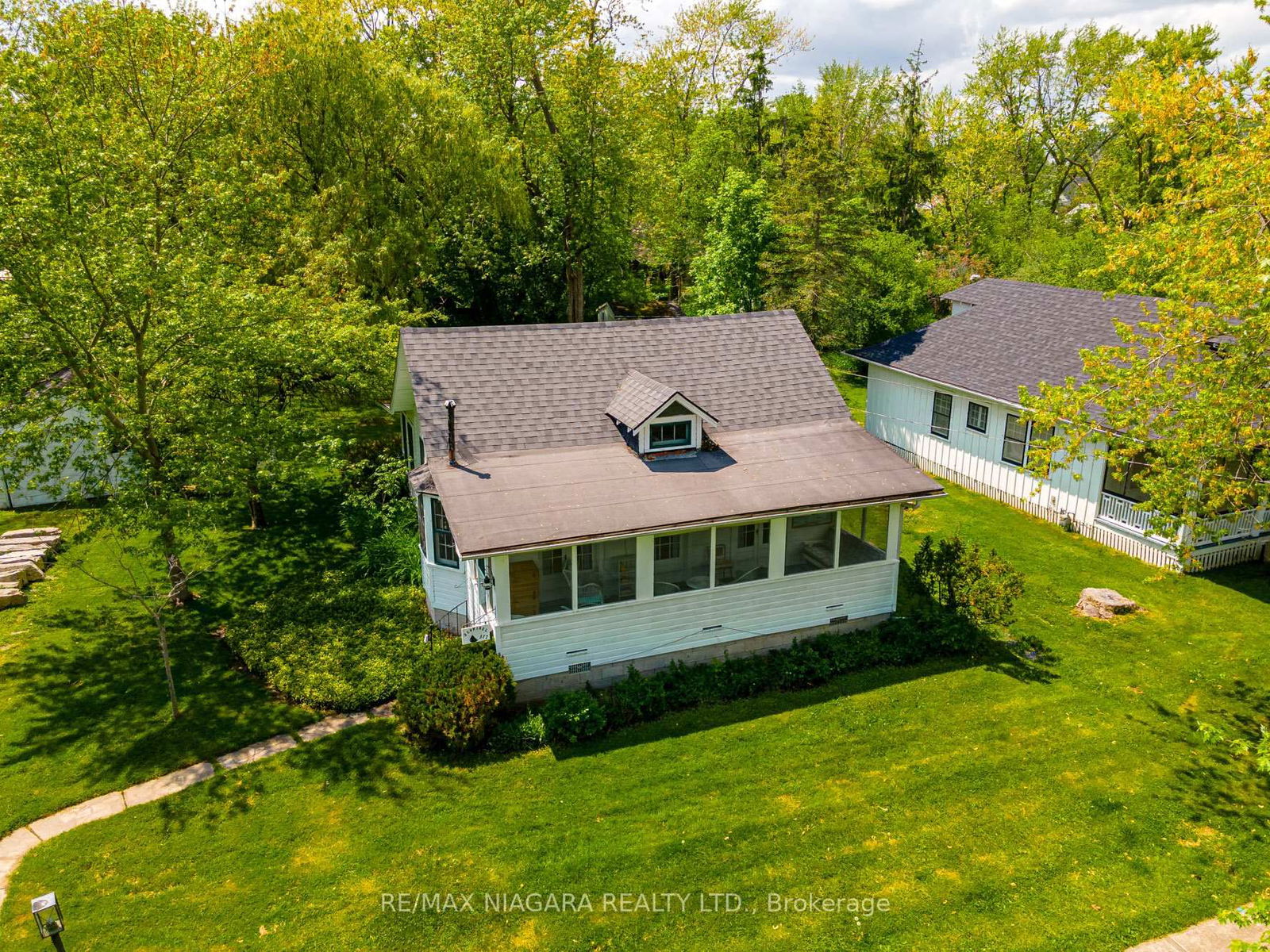 Detached House sold at 317 Beachview Avenue, Fort Erie, Crescent Park, L2A 4L8 - MLS: X6060164