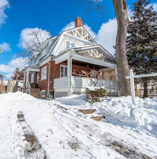 4697 Mcdougall Crescent