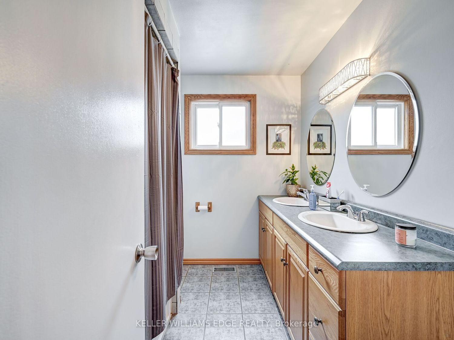 Detached House sold at 79 Ann Street, Hamilton, Ontario, L9H 5R2 - Dundas - MLS: X6081412