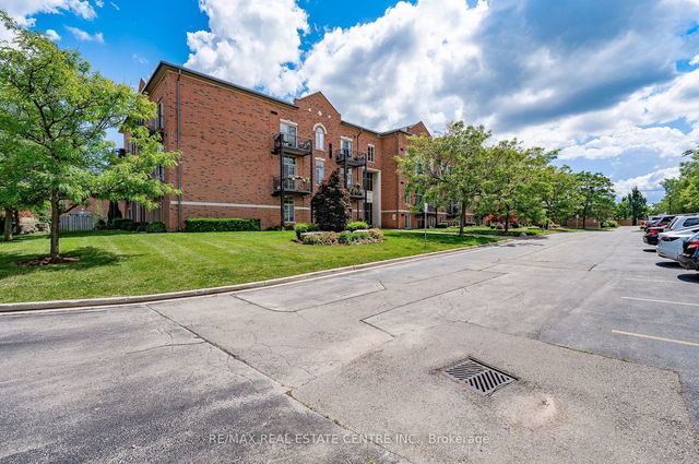 317 - 262 Dundas Street