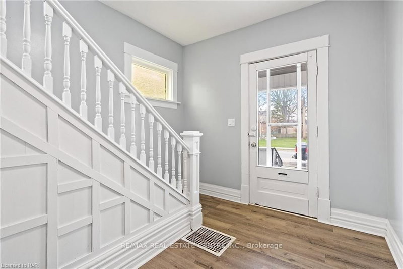 221 Hellems Ave, Welland, L3B 3B6 | Image 2