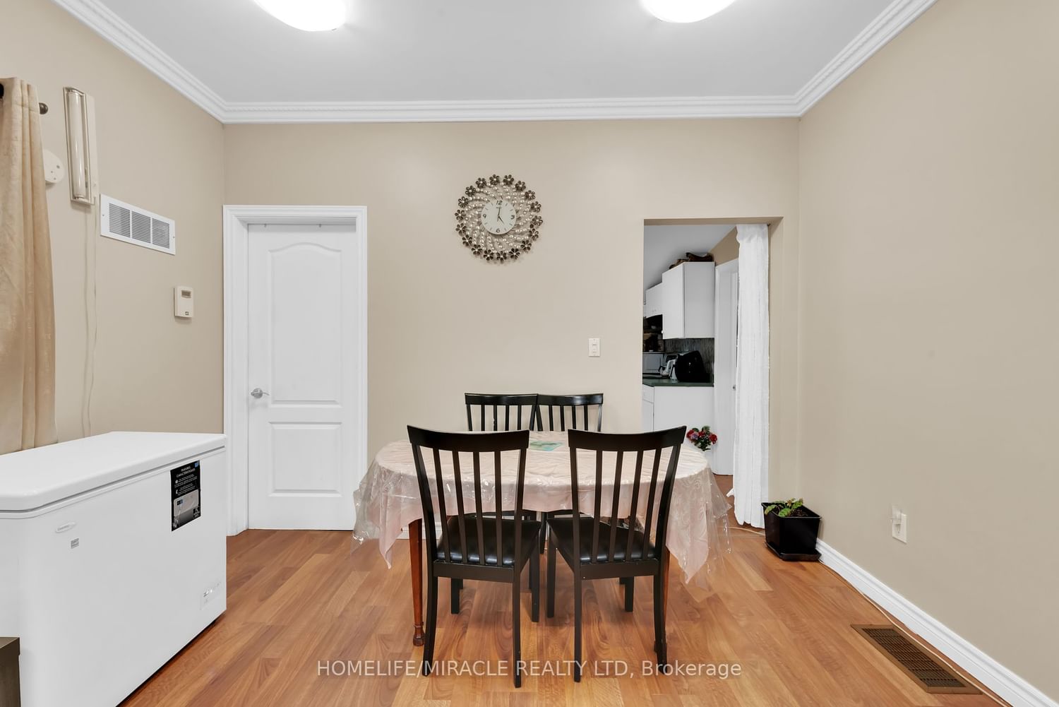 Listing Image 8