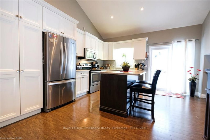 18 Deacon Pl, Belleville, K8P 0E9 | Image 2