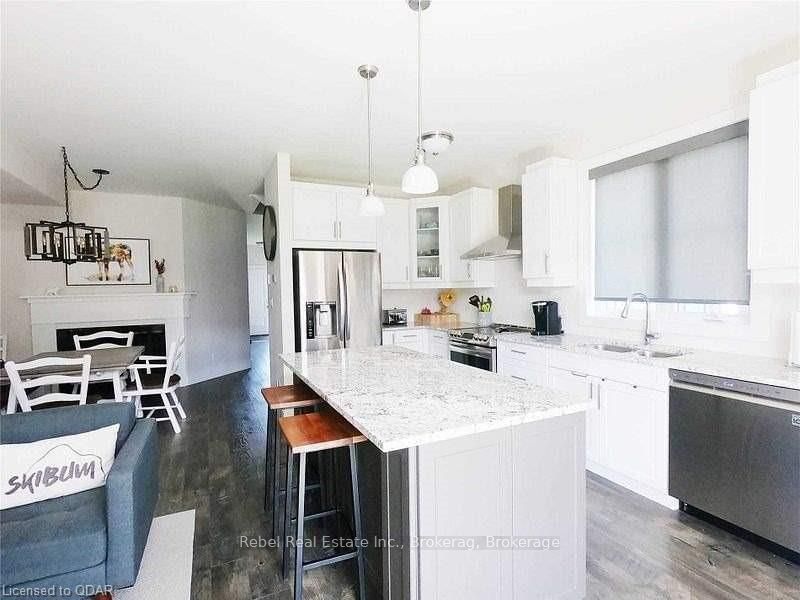 309 Yellow Birch Cres, Blue Mountains, L9Y 0Y5 | Image 3