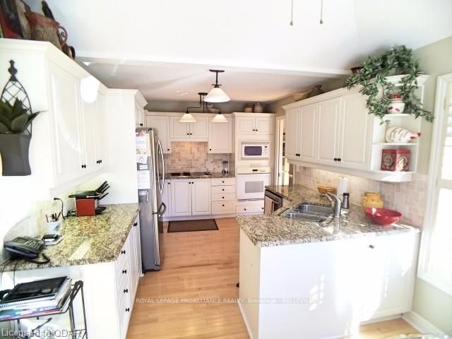 20 Georgian Crt, Belleville, K8N 5R3 | Image 3