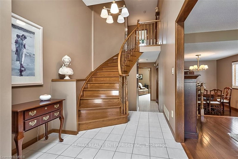 15 Gabriele Crt, Hamilton, L8G 5C4 | Image 3