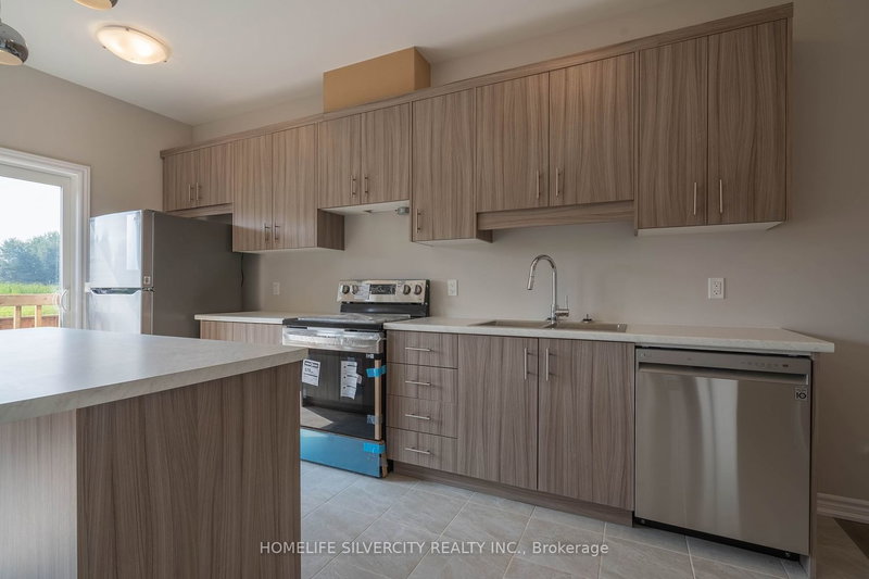 27 Renfrew Tr, Welland, L3C 0K2 | Image 2