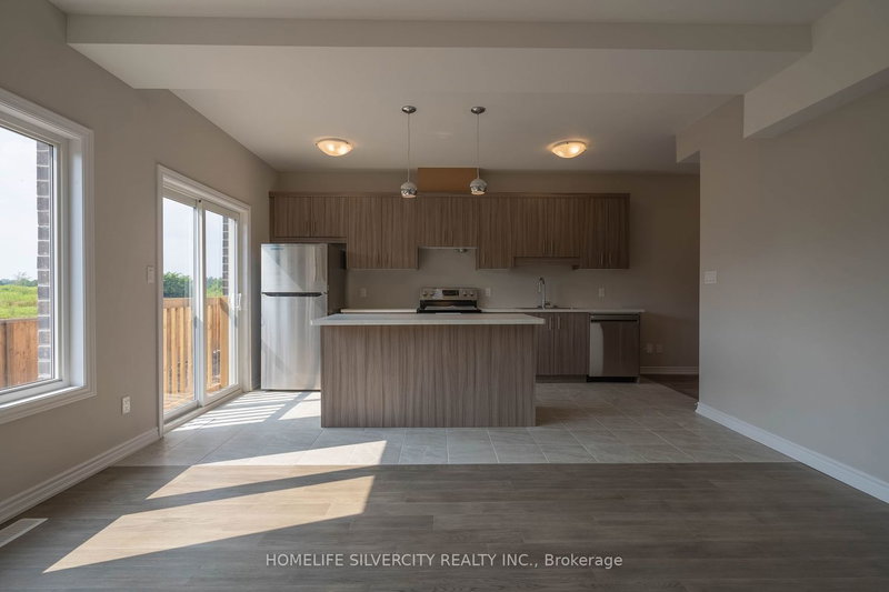 27 Renfrew Tr, Welland, L3C 0K2 | Image 3