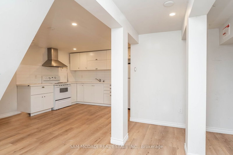 8392 Willoughby Dr, Niagara Falls, L2G 6X5 | Image 3