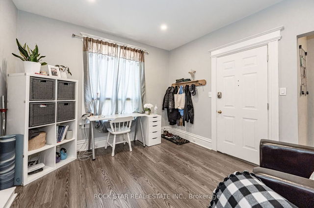 24 Locke Street S