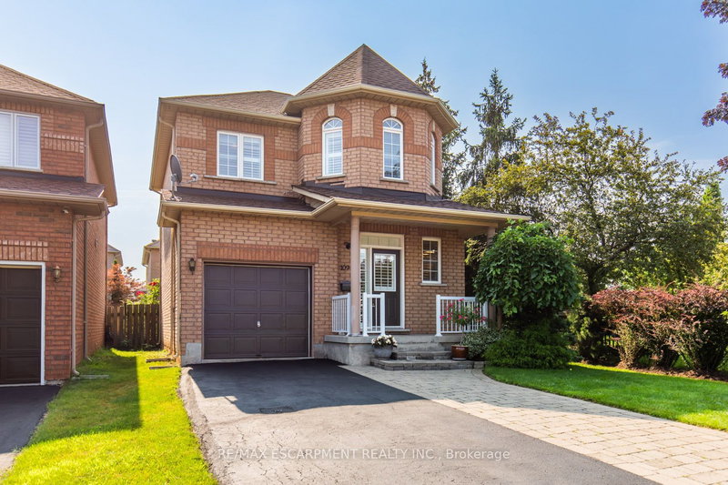109 Peachwood Cres, Hamilton, L8E 5Z7 | Image 2