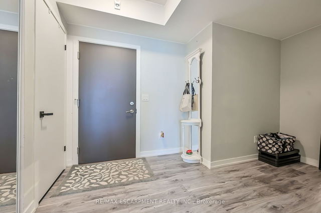 1302 - 550 North Service Road
