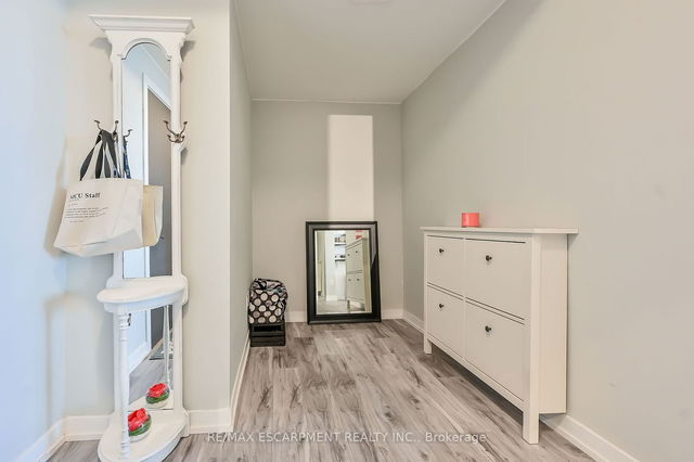 1302 - 550 North Service Road