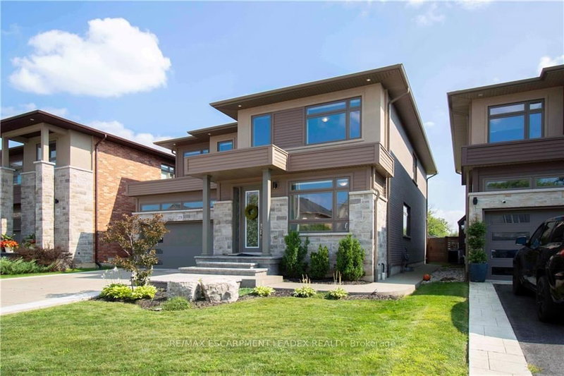 19 Secinaro Ave, Hamilton, L9G 0C6 | Image 2