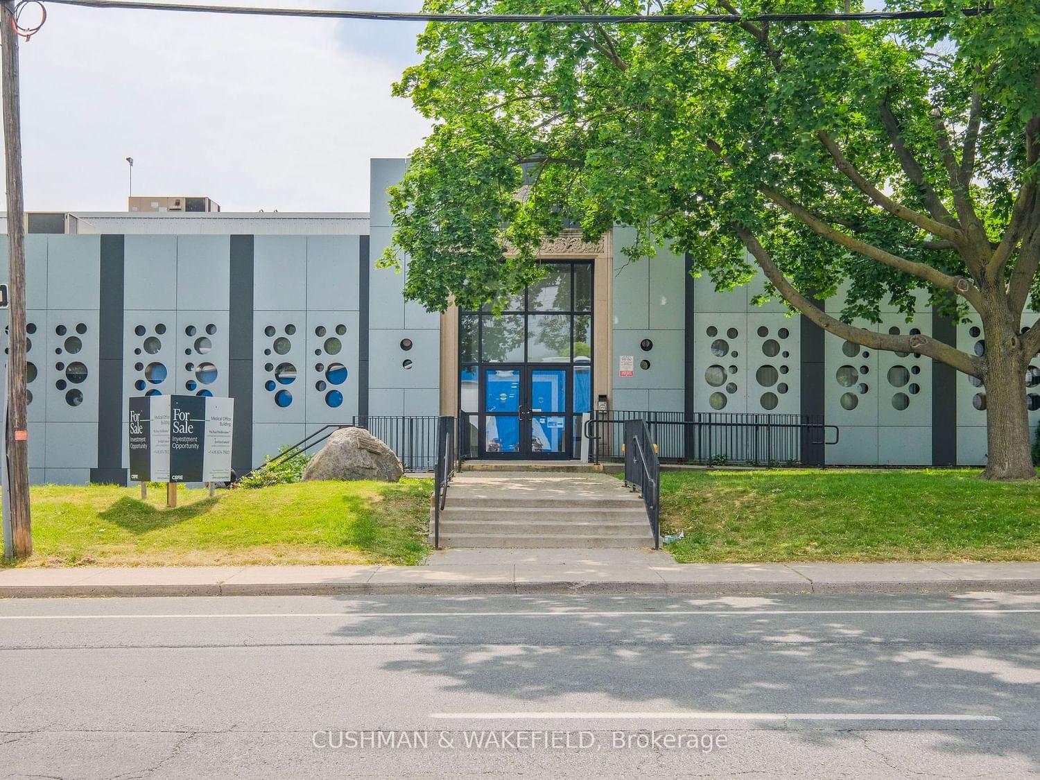 Building in 414 Victoria Avenue