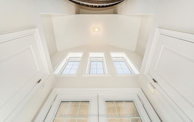 925 Pondcliffe Court