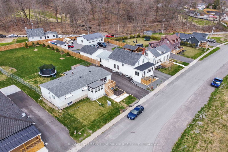 64 Alexander St, Port Hope, L1A 1B3 | Image 2