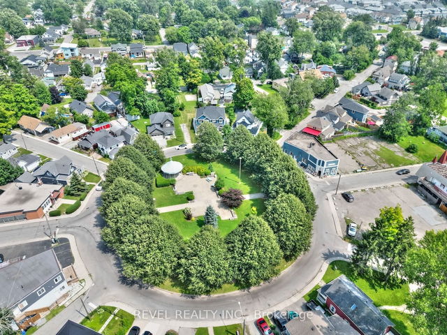 18 Queens Circle