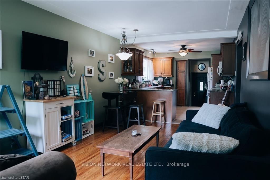Listing Image 3