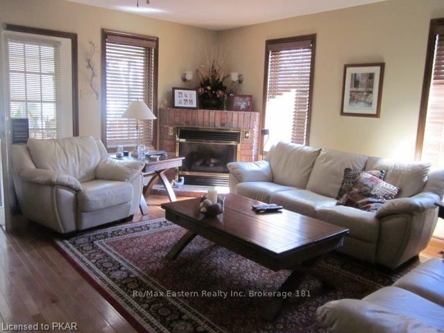 Listing Image 4