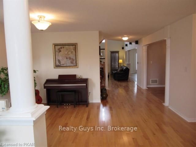 Listing Image 8