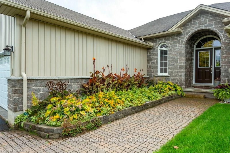 8 Champlain Blvd, Kawartha Lakes, K9V 4R1 | Image 3
