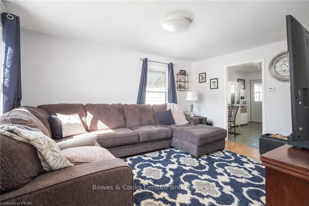 Listing Image 4