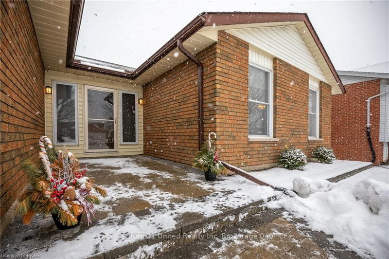 1402 Clearview Dr, Peterborough, K9K 1Z8 | Image 3