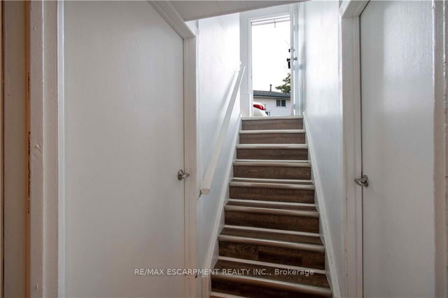 8 Joncaire Place