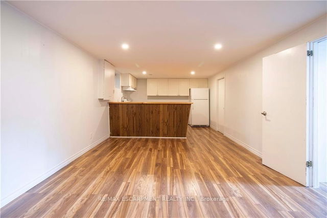 8 Joncaire Place