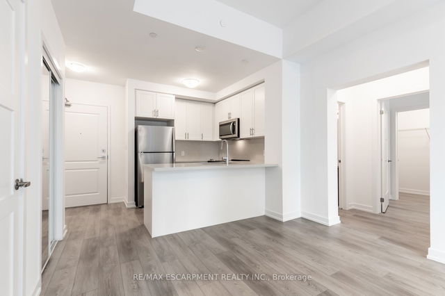 116 - 460 Dundas Street