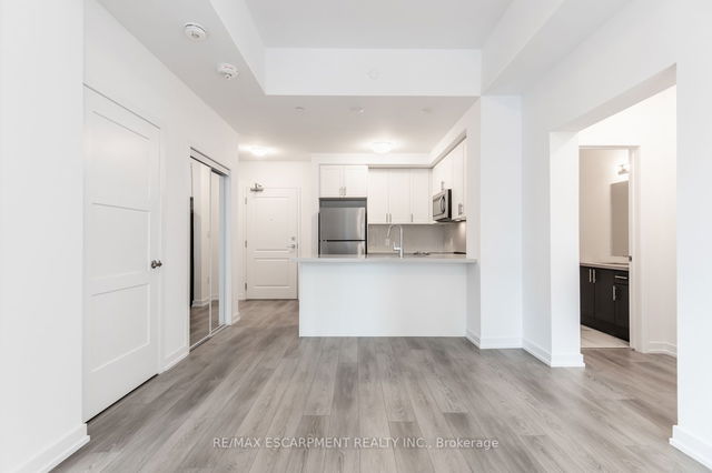 116 - 460 Dundas Street